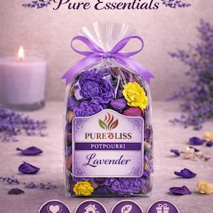Può includere: Un sacchetto trasparente di pot-pourri alla lavanda legato con un nastro viola. La borsa contiene fiori secchi viola e gialli e il testo "Pure Bliss Potpourri Lavender". L'immagine include anche icone che dicono "Relaxing Lavender Scent", "Ideal for Bedroom", "Infused with Botanicals" e "Thoughtful Lovely Gift".