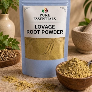 Könnte beinhalten: Ein hellblauer Standbeutel mit der Aufschrift Pure Essentials Lovage Root Powder, der ein feines, olivgrünes Kräuterpulver enthält. Eine kleine Holzschale mit demselben Pulver steht davor, wobei etwas Pulver auf der Oberfläche verstreut ist.