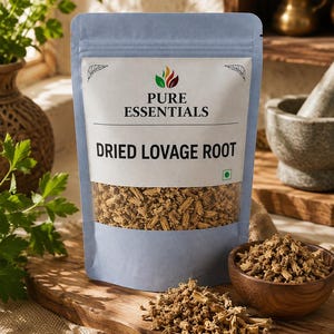 Könnte beinhalten: Ein hellblauer Standbeutel mit getrockneter Liebstöckelwurzel und einem weißen Etikett mit der Aufschrift Pure Essentials und Dried Lovage Root. Der Beutel hat ein Sichtfenster, das die braunen, holzigen Wurzelstücke im Inneren zeigt.