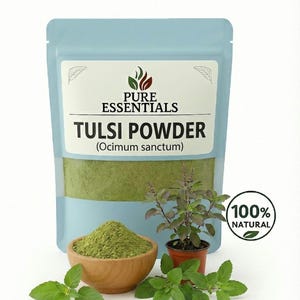 以下が含まれることがあります： 「PURE ESSENTIALS TULSI POWDER (Ocimum sanctum)」と書かれた水色の袋の中に緑色の粉末が入っています。木製のボウルに入った緑色の粉末、鉢植えの植物、新鮮な葉も写っています。「100% NATURAL」という文字が円で囲まれています。