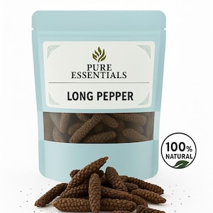 Puede incluir: Una bolsa azul claro con la etiqueta "Pure Essentials" y el texto "Long Pepper". La bolsa contiene pimienta larga marrón, con un montón de pimienta larga delante. Una pegatina "100% Natural" está a la derecha.