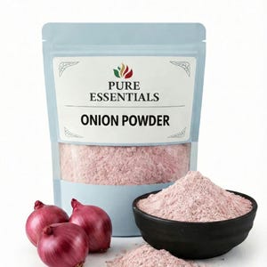 以下が含まれることがあります： 「PURE ESSENTIALS ONION POWDER」と書かれた水色の袋に、ピンク色の玉ねぎパウダーが入った透明な窓が付いています。黒いボウルには玉ねぎパウダーが入り、赤い玉ねぎが3つ写っています。