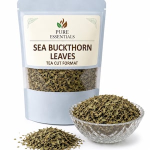 Może przedstawiać: Przezroczysta torba z liśćmi rokitnika z napisem "Pure Essentials" i "Sea Buckthorn Leaves Tea Cut Format". Mały stos i szklana miska z liśćmi są również widoczne.
