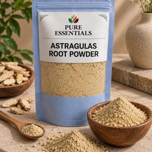 以下が含まれることがあります： Pure Essentials Astragulas Root Powderと書かれた白いラベルが貼られた、ベージュ色のアストラガルス根パウダーが入った水色のスタンドパウチ。パウダーが入った木製のボウルと木製のスプーンがパウチの前に置かれています。