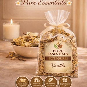 以下が含まれることがあります： 「Pure Essentials」と「Vanilla」の文字が入ったバニラポプリの透明な袋。袋はリボンで結ばれています。背景には、火のついたろうそくとポプリのボウルがあります。画像には、温かいバニラの香り、装飾の強化、植物の注入、洗練されたギフトのアイコンも含まれています。