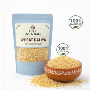 Op de afbeelding: Een lichtblauwe zak en een kleine bruine kom gevuld met tarwe daliya, ook wel gebroken tarwe genoemd. De zak is voorzien van de tekst "Pure Essentials" en "Wheat Daliya (Broken Wheat)". Twee groene cirkels met de tekst "100% NATURAL" zijn ook zichtbaar.