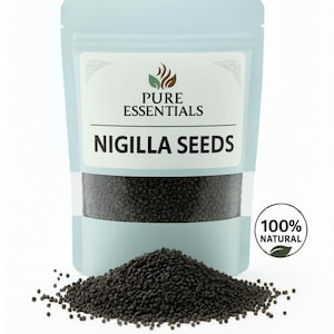 Puede incluir: Una bolsa azul claro con la etiqueta "Pure Essentials" que contiene semillas de Nigella. Un montón de semillas negras se encuentra frente a la bolsa. Una pegatina circular a la derecha dice "100% Natural".