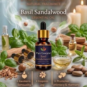 K&ouml;nnte beinhalten: Werbefoto f&uuml;r Pure Essential Basilikum Sandelholz &auml;therisches &Ouml;l. Das Bild zeigt eine dunkelbraune Glasflasche mit goldener Pipette, umgeben von frischen Basilikumbl&auml;ttern, Holzst&auml;bchen und Kerzen. Auf der Flasche steht "Pure Essential Basil Sandalwood Essential Oil."