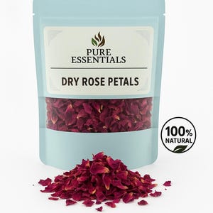 Peut inclure: Un sachet bleu clair avec l'inscription "Pure Essentials" contenant des pétales de rose séchés. Le sachet a une fenêtre transparente montrant les pétales, avec un tas de pétales devant. Un autocollant "100% Naturel" est à droite.