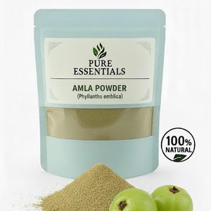以下が含まれることがあります： 「PURE ESSENTIALS」と「AMLA POWDER (Phyllanthus emblica)」と書かれた白いラベルが付いた、アムラパウダーのライトブルーのポーチ。緑がかった茶色の粉の小さな山と2つの緑色の果物がポーチの前にあります。「100％ NATURAL」ステッカーが右側にあります。