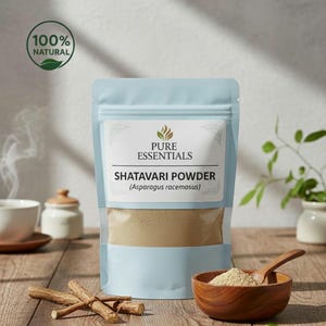 Puede incluir: Una bolsa azul claro de polvo de Shatavari (Asparagus racemosus) est&aacute; sobre una superficie de madera. Un cuenco de madera con polvo y una cuchara est&aacute;n a la derecha. Las palabras "Pure Essentials" y "100% Natural" son visibles.