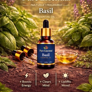 Può includere: Una bottiglia di vetro marrone di olio essenziale di basilico Pure Essential con tappo dorato ed etichetta blu. L'immagine include una piccola ciotola di olio, due contagocce e il testo che dice "+ Boosts Energy", "+ Clears Mind", "+ Uplifts Mood" e "+ Awaken the Senses."