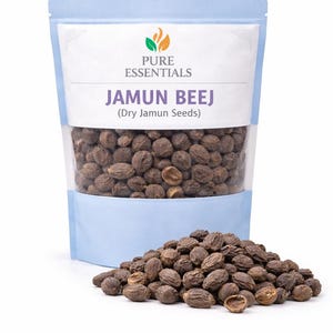 Könnte beinhalten: Ein blauer Beutel mit Jamun Beej (Trockene Jamun-Samen) mit einem transparenten Fenster, das die Samen zeigt. Ein Haufen der braunen Samen liegt vor dem Beutel. Der Beutel trägt den Text "Pure Essentials" und "JAMUN BEEJ".