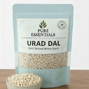 Puede incluir: Un sobre azul claro de Urad Dal (Split Skimmed White Gram) de Pure Essentials, con un pequeño cuenco de los mismos frijoles delante. El sobre tiene una etiqueta blanca con el nombre de la marca y la información del producto.
