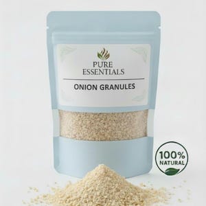 以下が含まれることがあります： 「PURE ESSENTIALS ONION GRANULES」の文字が入った、水色の玉ねぎ顆粒の袋。 袋の前には玉ねぎ顆粒の山があります。 右側には「100% NATURAL」の文字が入った緑と黒の円があります。