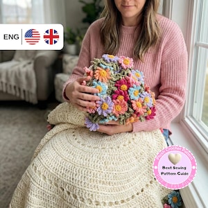 Op de afbeelding: Een set van drie keramische mokken met een gespikkelde, matte afwerking. De mokken zijn in crème, lichtgrijs en donkergrijs. Elke mok heeft een eenvoudig, minimalistisch ontwerp.