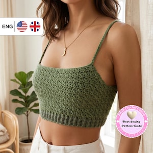 Puede incluir: Un top corto de ganchillo verde con tirantes finos. El top tiene un patrón de puntadas texturizado y un dobladillo acanalado. Se lleva un collar de oro con un colgante de media luna. La imagen incluye texto: "Best Sewing Pattern Guide".