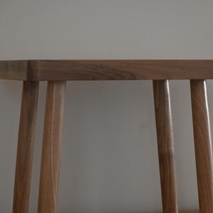 Mesa auxiliar minimalista de roble hecha a mano / Artesanía en madera maciza / Decoración natural para el hogar