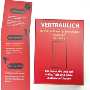 Könnte beinhalten: Eine rote Box und Karten mit dem Wort "Vertraulich" in Weiß. Auf der Box steht "80 Intime Fragen & 80 erotische Challenges für Paare". Die Karten enthalten Fragen und Herausforderungen. Das Bild zeigt Silhouetten von Paaren.