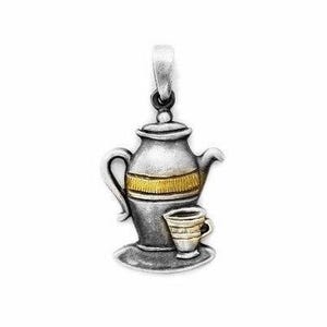 Puede incluir: Un charm plateado con un diseño de tetera y taza de té con detalles dorados. La tetera tiene una banda dorada horizontal, y la taza descansa sobre un platillo a juego. El charm tiene un lazo para sujetarlo a un collar o pulsera.