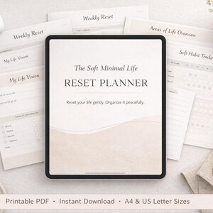 Könnte beinhalten: Ein digitaler Planer mit dem Text "The Soft Minimal Life RESET PLANNER" auf einem Tablet. Um das Tablet herum befinden sich bedruckte Blätter mit Titeln wie "Weekly Reset" und "My Life Vision". Ein goldener Stift, Büroklammern und kleine weiße Blumen vervollständigen die Szene.