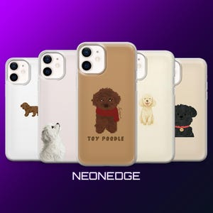 Könnte beinhalten: Handyhüllen mit Illustrationen von Toy-Pudeln in verschiedenen Farben und Posen. Eine Hülle zeigt einen braunen Pudel mit rotem Schal und dem Text "TOY POODLE". Die Hüllen haben ein klares, schützendes Design.