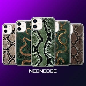 Peut inclure: Plusieurs coques de téléphone avec des motifs de peau de serpent dans des tons de marron, vert et or. Les coques sont disposées en rangée, présentant différents designs. Le nom de la marque "NEONEDGE" est affiché en bas.