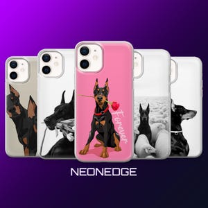 Op de afbeelding: Een verzameling telefoonhoesjes met Dobermann Pinschers. De hoesjes tonen diverse artistieke ontwerpen, waaronder een Dobermann met een roos en een zwart-wit afbeelding van een Dobermann met schapen. Eén hoesje heeft het woord "Forever". De merknaam "NEONEDGE" staat onderaan.