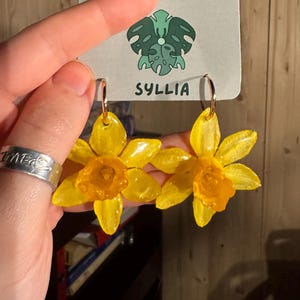 Semplici orecchini a forma di narciso. Cerchi in resina fatti a mano. Gioielli con fiori veri, regalo di Natale per lei.