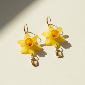 Orecchini con veri narcisi, cerchi in resina fatti a mano, veri gioielli con fiori