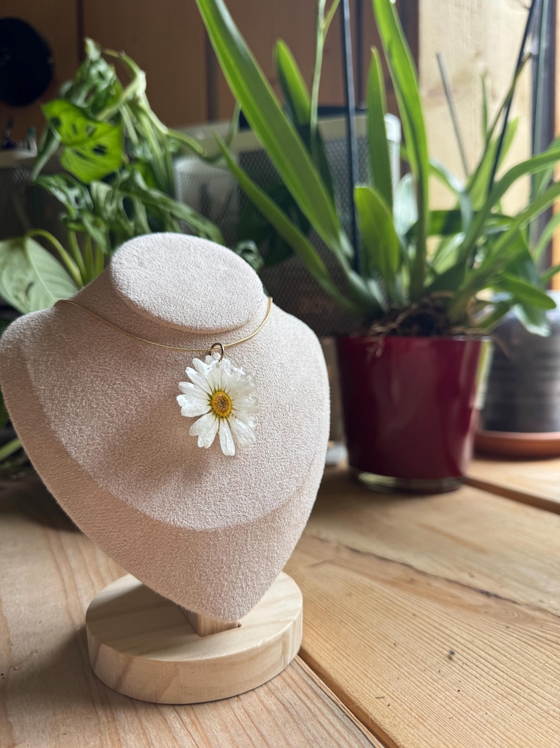 Real Pressed Daisy Flower Necklace – Handmade Resin Pendant Floral gift for her