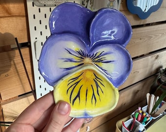 Plato de arcilla con pensamientos morados hecho a mano – Porta joyas floral estilo cottagecore