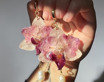 Prawdziwe różowe kolczyki z orchideą i perłami Biżuteria botaniczna