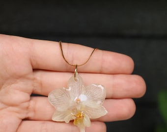 Echte weiße Orchideen - Halskette: Handgemachter Blüten-Anhänger aus Resin