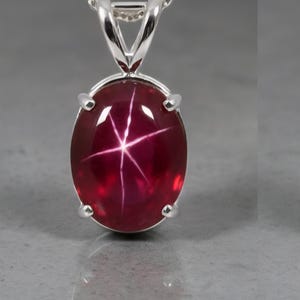 Röd stjärna rubinhänge, ovalt halsband i 925 sterlingsilver