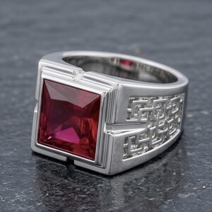 Herrring i massivt 925 sterlingsilver med rubin, stor fyrkantig röd sten, geometrisk labyrintring