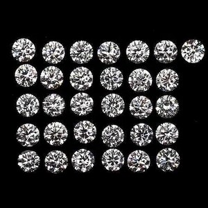 Op de afbeelding: Een verzameling ronde, briljant geslepen diamanten, elk met meerdere facetten, tegen een zwarte achtergrond. De diamanten schitteren en reflecteren licht, wat hun helderheid en slijpsel aantoont. De opstelling benadrukt de schittering van de edelstenen.