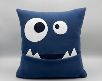 Personalisiertes Kissen mit Mundtasche. Handgemachte dekorative Kissen. Witzige Kinderzimmer Deko.