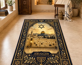 Puede incluir: Alfombra rectangular con una ilustración detallada de Jerusalén, con la Cúpula de la Roca y el Muro de las Lamentaciones. La alfombra tiene un borde azul oscuro con diseños florales dorados y la Estrella de David. La palabra "JERUSALEM" se muestra en la parte inferior.