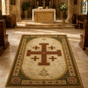 Può includere: Un tappeto rettangolare ornato con un disegno a croce centrale in bordeaux e oro, su uno sfondo beige. Il tappeto presenta un bordo decorativo con motivi geometrici e floreali, posto in una chiesa.
