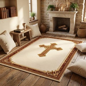 Può includere: Un tappeto rettangolare color crema con un grande disegno a croce al centro. La croce è bordata d'oro e ha un bordo rosso. Il tappeto ha un bordo decorativo rosso e oro.