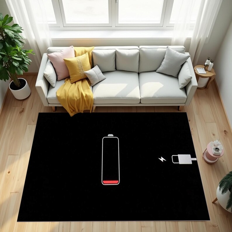 Puede incluir: Alfombra rectangular negra con un s&iacute;mbolo de bater&iacute;a baja blanco y rojo y un gr&aacute;fico de cable de carga. La alfombra est&aacute; sobre un piso de madera frente a un sof&aacute; blanco con cojines.