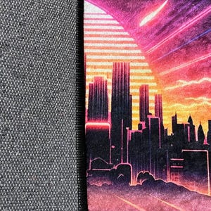 Puede incluir: Un vibrante dise&ntilde;o de paisaje urbano de estilo retro con una puesta de sol con un degradado rosa y naranja, rascacielos silueteados y rayos de luz. El dise&ntilde;o est&aacute; sobre un fondo oscuro.