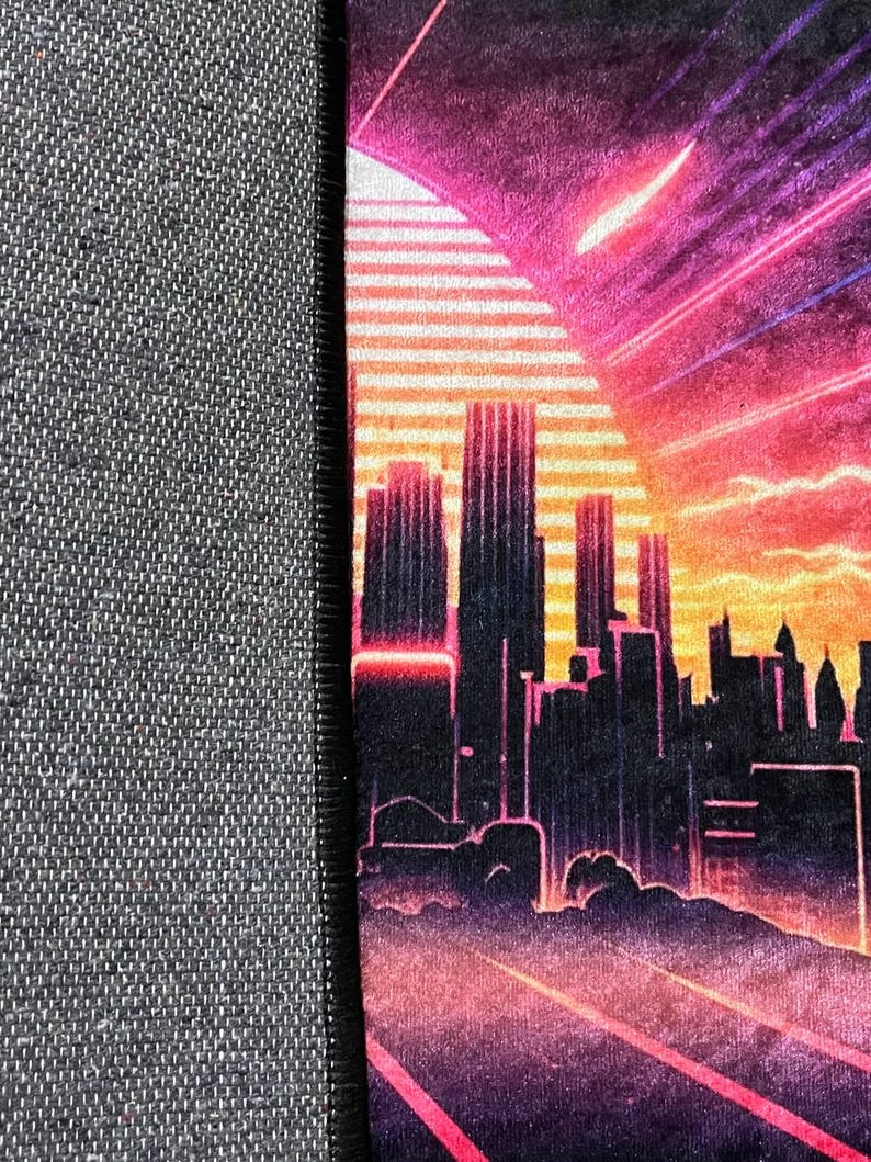 Puede incluir: Un vibrante dise&ntilde;o de paisaje urbano de estilo retro con una puesta de sol con un degradado rosa y naranja, rascacielos silueteados y rayos de luz. El dise&ntilde;o est&aacute; sobre un fondo oscuro.