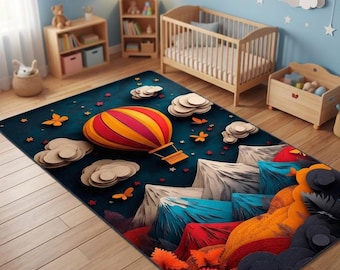Puede incluir: Una alfombra caprichosa con un globo aerostático a rayas rojas, amarillas y naranjas, nubes y montañas. La alfombra tiene un fondo azul oscuro con estrellas y mariposas. Diseñada para una guardería o habitación infantil.