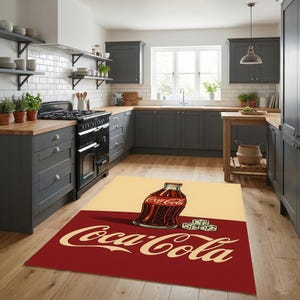 Tappeto da cucina in stile diner retrò, decorazione con bottiglie di Coca Cola, arredamento in stile anni '50, tappeto rosso pop art, pubblicità nostalgica di bevande, pavimento di un diner americano