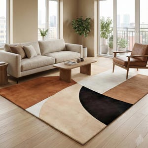 Può includere: Un moderno tappeto con un design geometrico nei toni del marrone, beige, nero e bianco. Il tappeto rettangolare presenta forme curve e angolari, aggiungendo un tocco contemporaneo a un soggiorno. È posizionato su un pavimento in legno.