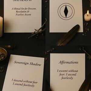 Op de afbeelding: Vier witte kaarten met tekst en illustraties zijn gerangschikt op een donkere ondergrond. De kaarten bevatten de woorden "SOVEREIGN SHADOW" en affirmaties. Andere elementen zijn veren, kaarsen en een takje gedroogde planten.