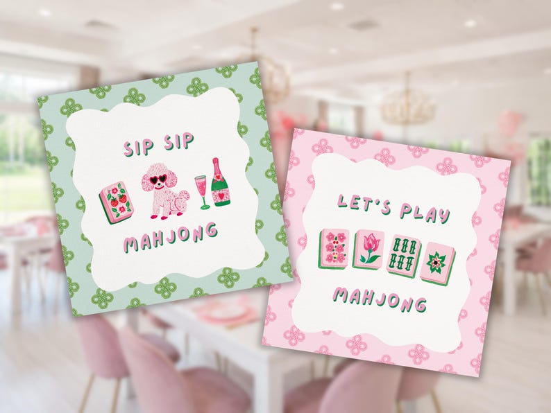Op de afbeelding: Twee vierkante kaarten met geschulpte witte centra. De linkerkaart is lichtgroen met een klaverpatroon, met een roze poedel, een mahjongtegel en een champagneglas met de tekst SIP SIP MAHJONG. De rechterkaart is roze met een klaverpatroon, met vier mahjongtegels en de tekst LET'S PLAY MAHJONG.