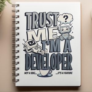 Può includere: Un taccuino a spirale con la scritta "TRUST ME I'M A DEVELOPER" in un carattere audace e stilizzato. Il design include robot dei cartoni animati, un punto interrogativo e una tazza di caffè. È presente anche la frase "NOT A BUG... IT'S A FEATURE".
